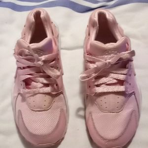 Gym shoes,Nike Huarache powder pink size 5 kids